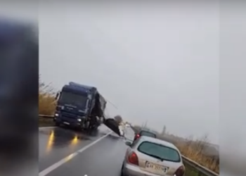 Kamioni rrezikon përmbysjen në Lezhë, shkak era e fortë