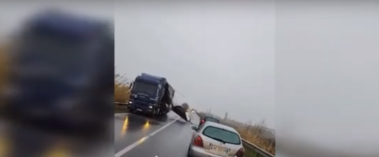 Kamioni rrezikon përmbysjen në Lezhë, shkak era e fortë