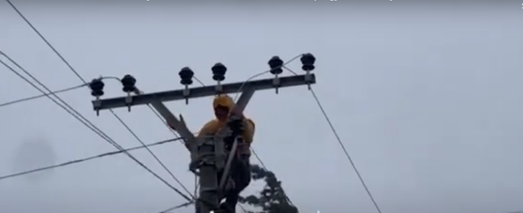 Punonjësi i OSHEE “sfidon” motin në Lezhë, ngjitet në shtyllë