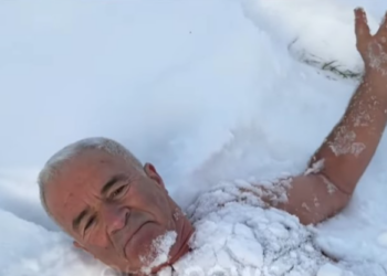 Korçari sfidon të ftohtin, shtrihet në dëborë në -9 gradë