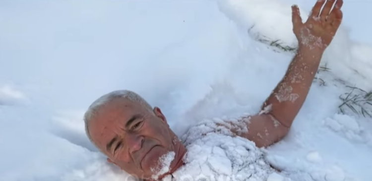 Korçari sfidon të ftohtin, shtrihet në dëborë në -9 gradë