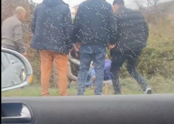 VIDEO/ Makina del nga rruga, përfundon në kanal