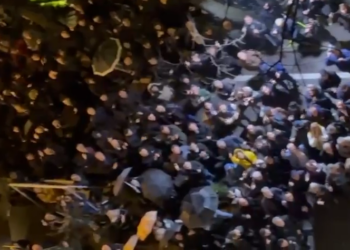 VIDEO/ Çfarë po ndodh poshtë apartamentit të Berishës?