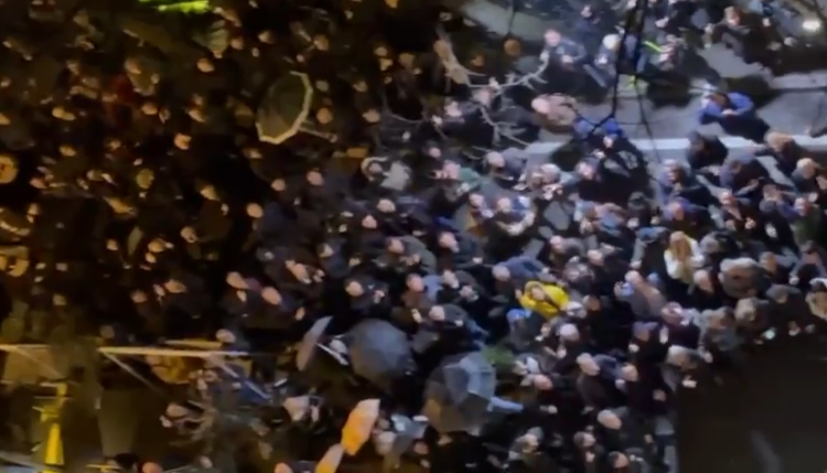 VIDEO/ Çfarë po ndodh poshtë apartamentit të Berishës?