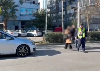 VIDEO/ Policia “mbyt” me gjoba këmbësorët