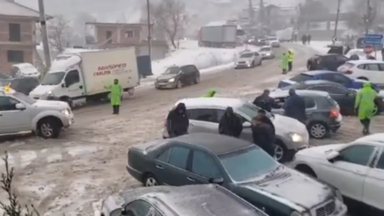 Moti i keq, nuk lejohen mjetet pa zinxhirë në Qafë Thanë