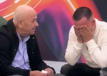 Më ka shpëtuar jetën/ Elvisi gjen babain në shtëpi, shpërthen në lot