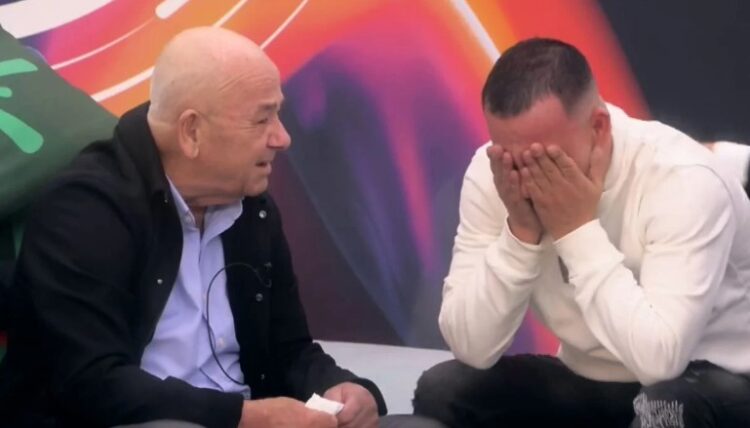 Më ka shpëtuar jetën/ Elvisi gjen babain në shtëpi, shpërthen në lot