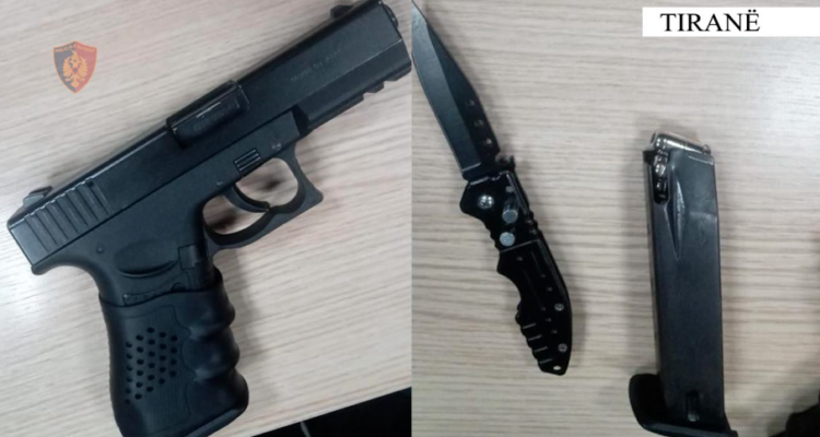 Armë dhe thikë imituese në makinë, pranga 30-vjeçarit