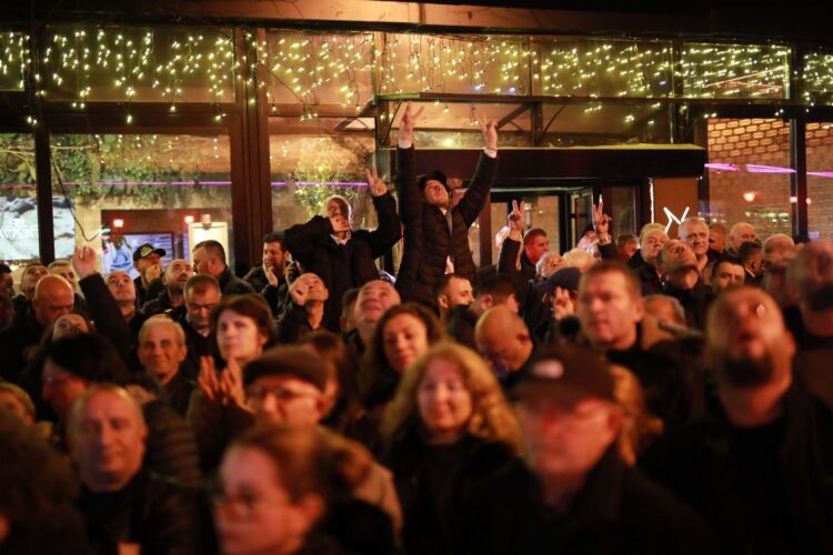 Në 14 maj punoi për Veliajn, sot dëgjon fjalimet e Berishës/ Mesazhi i vajzës së re