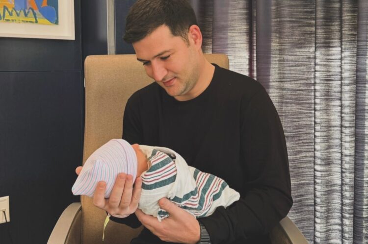 Arbër Hajdari bëhet baba për herë të parë