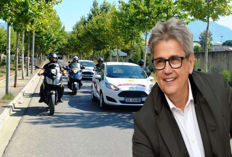 Beci i jep çelësat e bashkisë Nazërajt, rojës së miliona eurove që u vodhën në Rinas