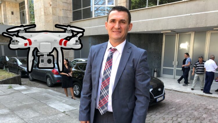 Theksojmë se vetë “Communciation Progress” shpk ka paraqitur një ofertë me vlerë 19% më të ulët se fituesi, që mund të përktheheshin në kursimin e 30 milionë lekëve. Zoti Dumani, mbajeni dorën, janë paratë e popullit!