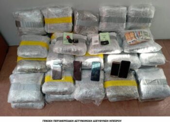 Kapen mbi 54 kg marijuanë në Janinë, prangosen 3 të rinj