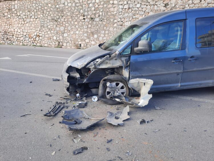 Makina përplaset me kamionin në Pogradec, detajet e para