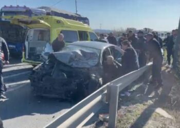 Aksident i rëndë në Lezhë-Laç, një person mbetet i bllokuar në makinë