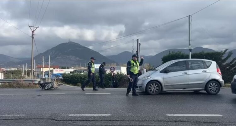 Makina përplas motorin në aksin Lezhë-Milot, dy të plagosur