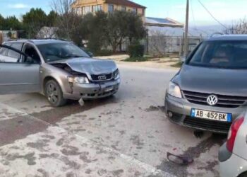 Përplasen tre makina në Dimal, dy të plagosur