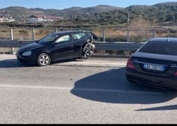 Aksident i rëndë në aksin Vlorë-Fier, 2 makina marrin përpara çobanin
