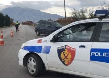 Përplasen dy automjete, njëri kthehet përmbys (FOTO)