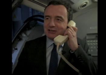 ‘Jam kryeministri’, Kurti suprizon udhëtarët në fluturimin pa viza (Video)