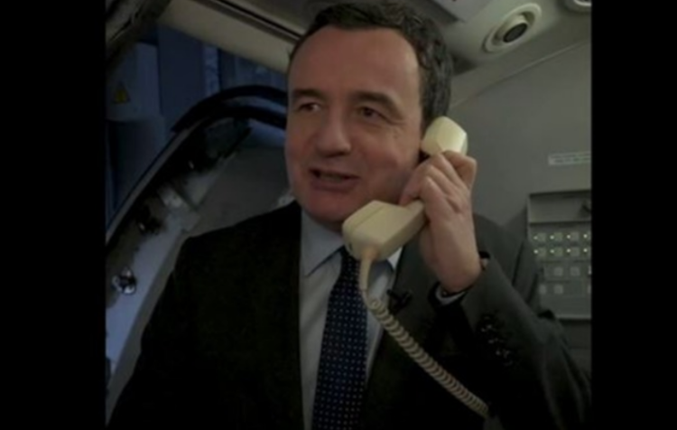 ‘Jam kryeministri’, Kurti suprizon udhëtarët në fluturimin pa viza (Video)