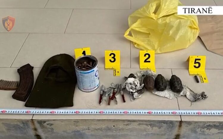 I gjenden granata dhe armë në banesë, në kërkim 50-vjeçari në Tiranë