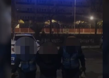 Kapet në flagrancë duke vjedhur lokalin në Tiranë, pranga 40-vjeçarit