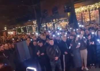 VIDEO/ Mbështetësit e Berishës mblidhen sërisht poshtë pallatit të tij, ja mesazhi…