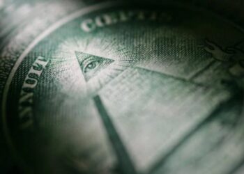 Zbuloni pse njerëzit tërhiqen ndaj teorive konspirative