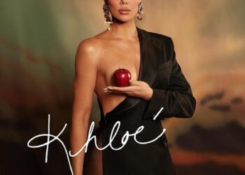 Khloe Kardashian pozon me një mollë mbi gjoksin e saj të zhveshur