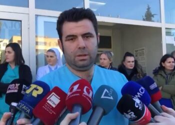 Protestë në spitalin e Shkodrës, ministria harron të japë pagat