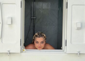 Bebe Rexha provokon ndjekësit, pozon e zhveshur nga dushi (FOTO)