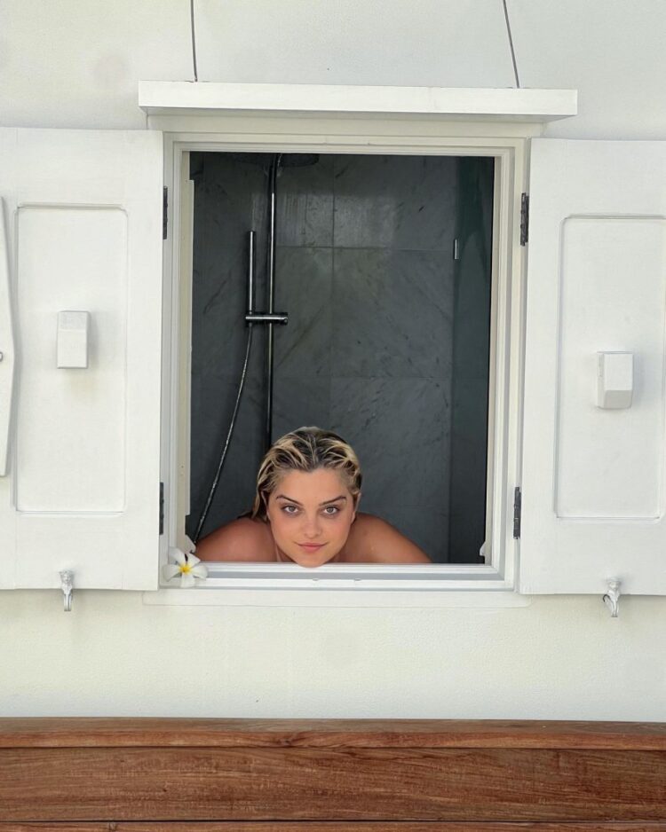 Bebe Rexha provokon ndjekësit, pozon e zhveshur nga dushi (FOTO)