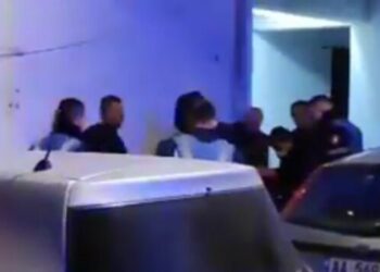 Emrat/ Pse bën zhurmë, 50-vjeçari plagos fqinjin me armë zjarri