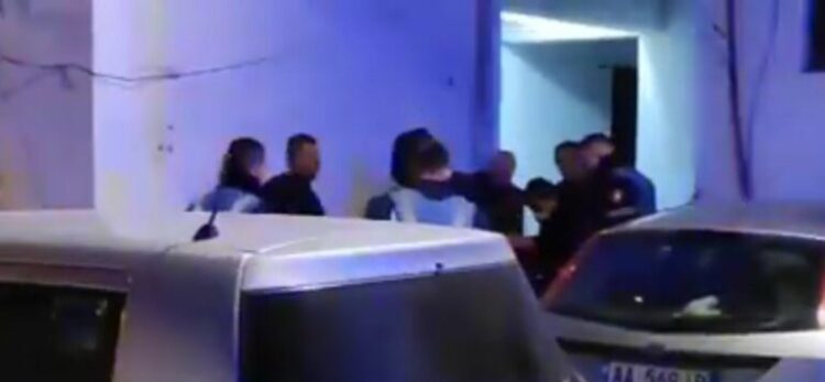 Emrat/ Pse bën zhurmë, 50-vjeçari plagos fqinjin me armë zjarri