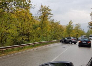 Makina del nga rruga në aksin Korçë-Bilisht, ka të plagosur