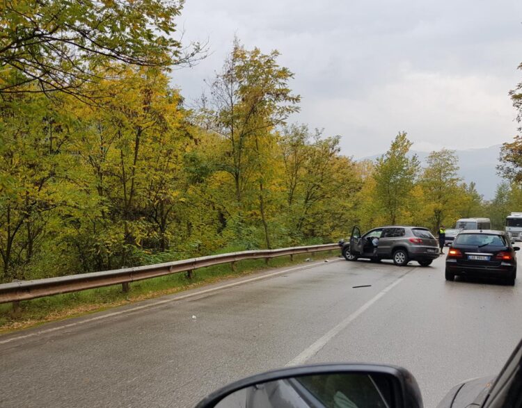 Makina del nga rruga në aksin Korçë-Bilisht, ka të plagosur