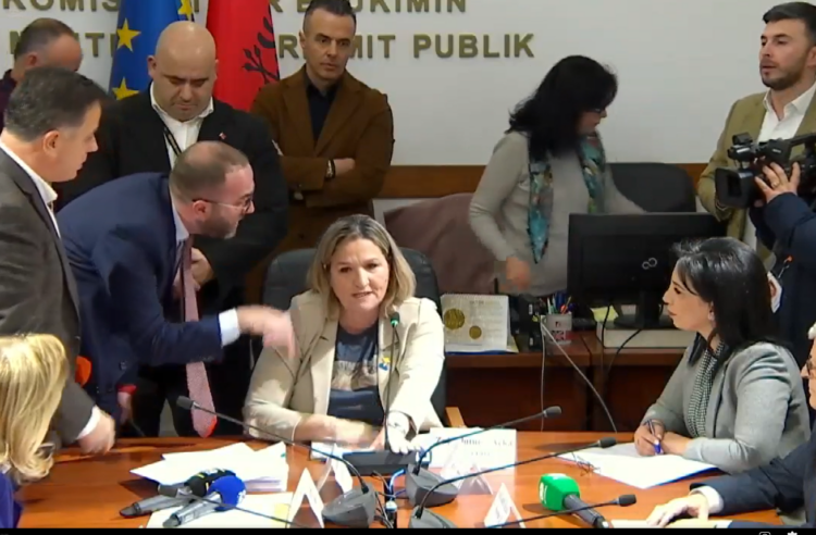 EMRAT/Kaos në kuvend, mazhoranca ndëshkon 4 deputetë demokratë