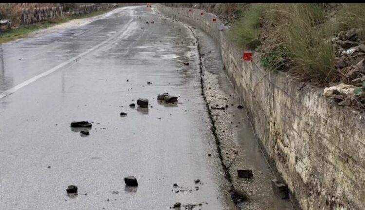 Rrëshqitje gurësh në Berat-Poliçan-Skrapar, vështirësi në qarkullim