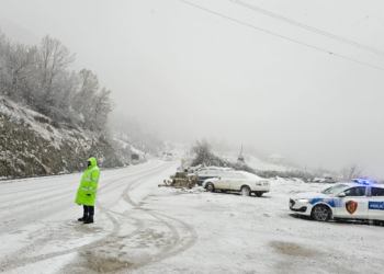 Dëborë e dendur në Dibër, bllokohet aksi në Qafën e Murrizit