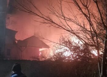 Zjarr i përmasave të mëdha pranë një karburanti