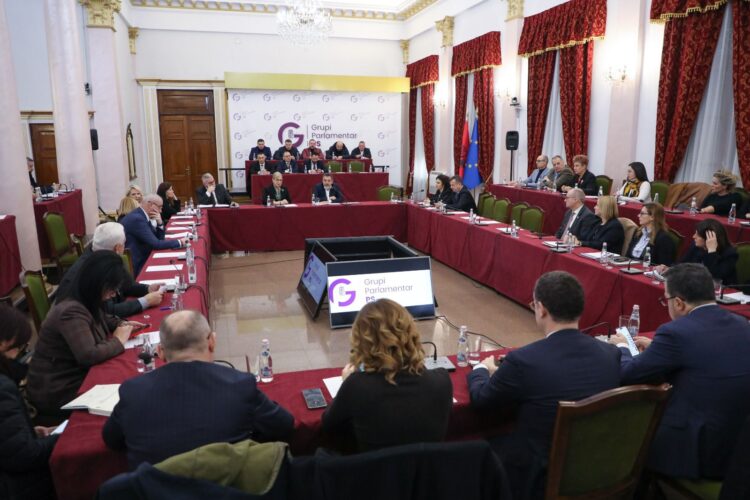 Çuçi mbledh Grupin parlamentar, ja porosia për deputetët socialistë