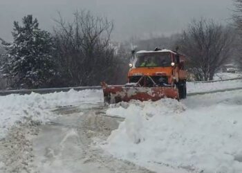Dëbora arrin deri në 50 cm, bllokohen dhjetëra fshatra në Korçë