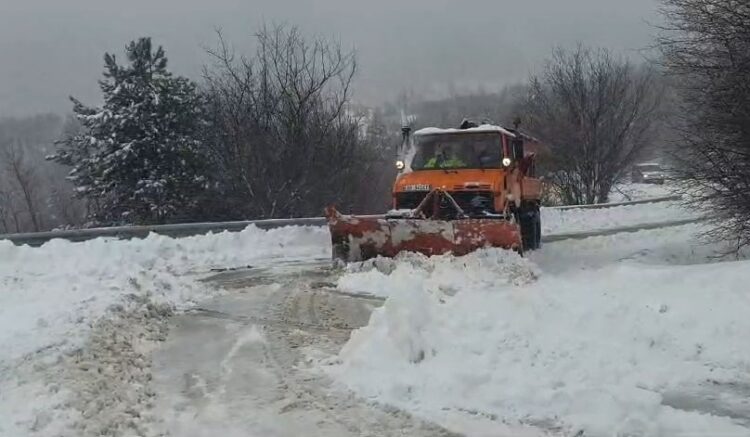 Dëbora arrin deri në 50 cm, bllokohen dhjetëra fshatra në Korçë