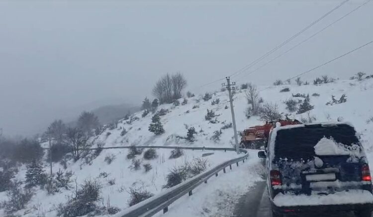 Stuhia “zhyt” fshatrat e Korçës në errësirë, 1700 familje pa energji