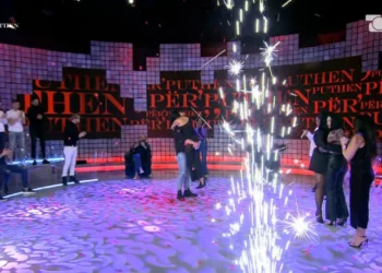 Puthje, trëndafila dhe fishekzjarre, ja çifti i parë në Për’puthen