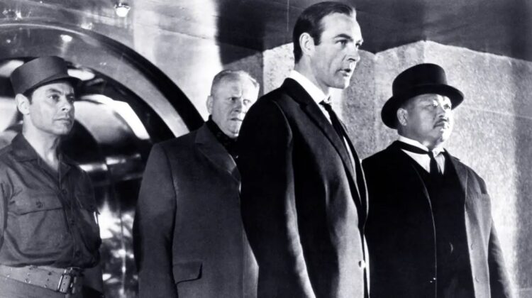 James Bond: Dy filma të viteve 1960 marrin paralajmërime fyese