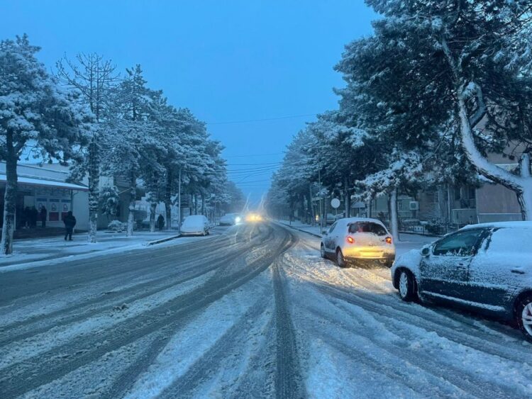 Ndalen reshjet e dëborës në Dibër, por mijëra banorë pa energji