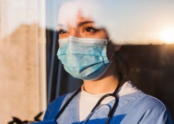 Rikthehen maskat! Rritja e rasteve me COVID “alarmon”